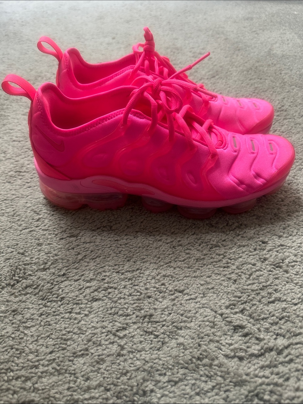 Nike Women's Vapormax Plus Hyperpink Neon Pink Sneakers - Vibrant Hot Pink - Picture 3 of 10
